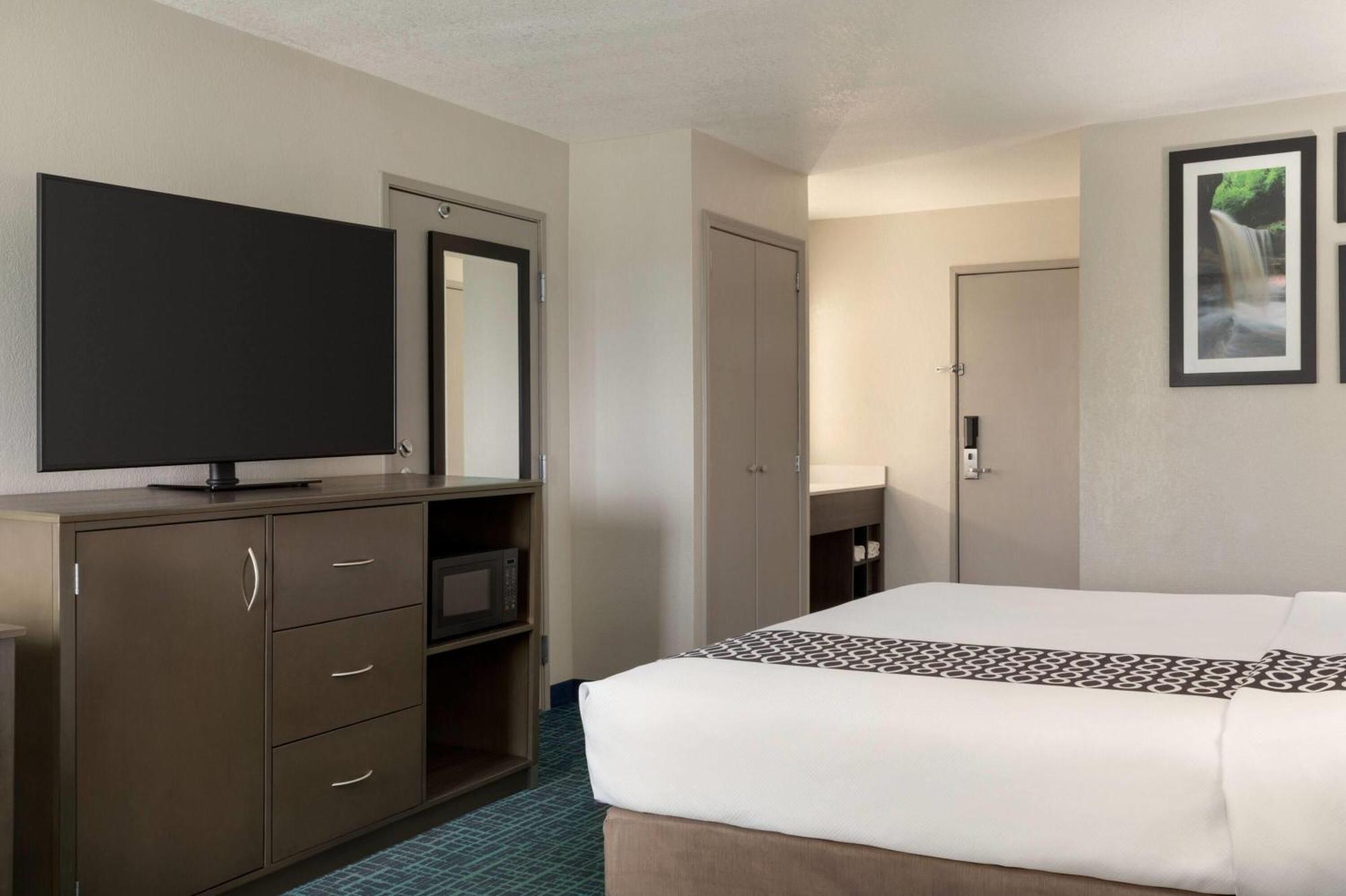La Quinta Inn & Suites By Wyndham Peru Starved Rock St Park Exterior foto