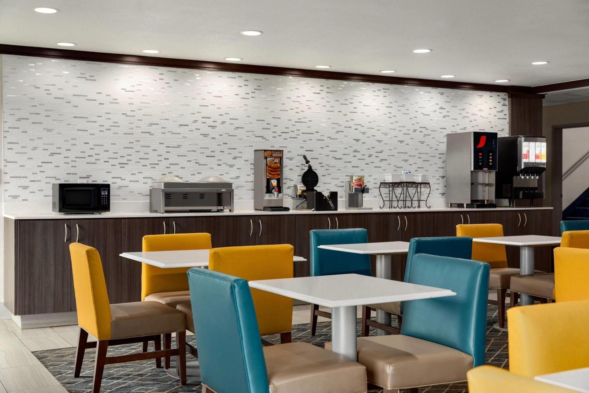 La Quinta Inn & Suites By Wyndham Peru Starved Rock St Park Exterior foto